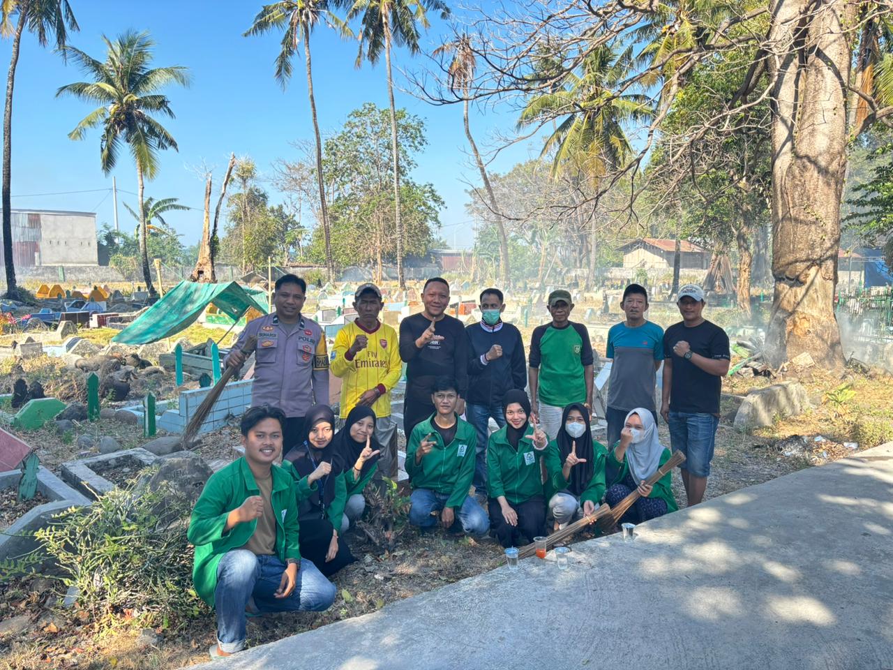 Gotong Royong di TPU Tamalangnge: Lurah Lembang, KKN UIN Alauddin Makassar dan Warga Bersatu Rawat Lingkungan